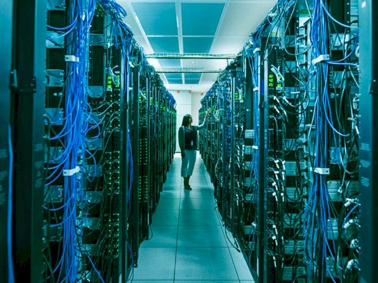 ab_datacenter-racks-woman