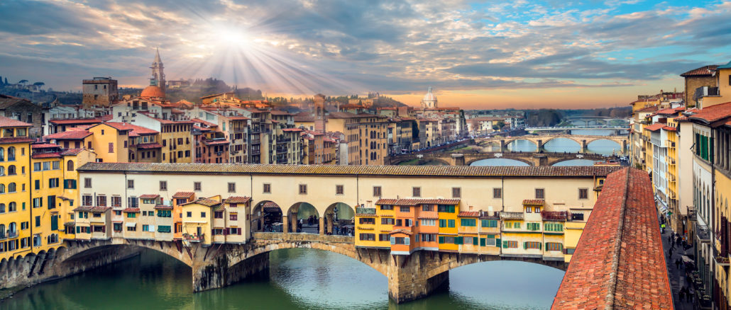 Ponte,Vecchio,Over,Arno,River,In,Florence,,Italy